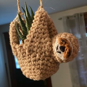 Hanging sloth plant holder